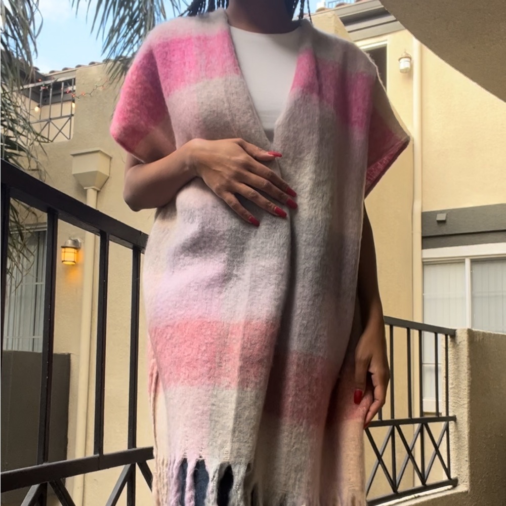 Beautiful Fringed Piece - Picture 3 of 12